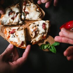 Mani che si allungano, fette che spariscono e un profumo che mette tutti d’accordo.
La pizza è c ...