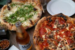 Una bianca con rucola, una rossa con funghi e pepperoni… e una birra ghiacciata che aspetta solo ...