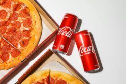 Pizza calda, Coca-Cola fresca e la combo perfetta è servita.
Quando hai voglia di una pausa semp ...