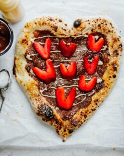 Impasto caldo, crema al cioccolato e fragole fresche: quando la dolcezza prende la forma del cuo ...