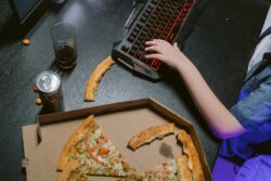 Sessione di gioco seria? Obbligatorio avere la pizza a portata di mano.
Tra un livello e l’altro ...